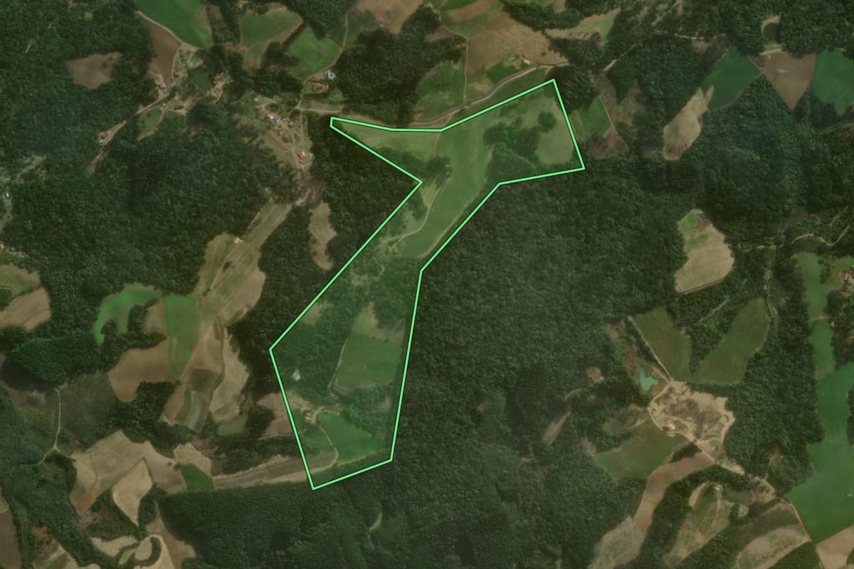 Imagem de satélite do imóvel rural em Campo Alegre (SC), com o contorno declarado no CAR desenhado por cima.