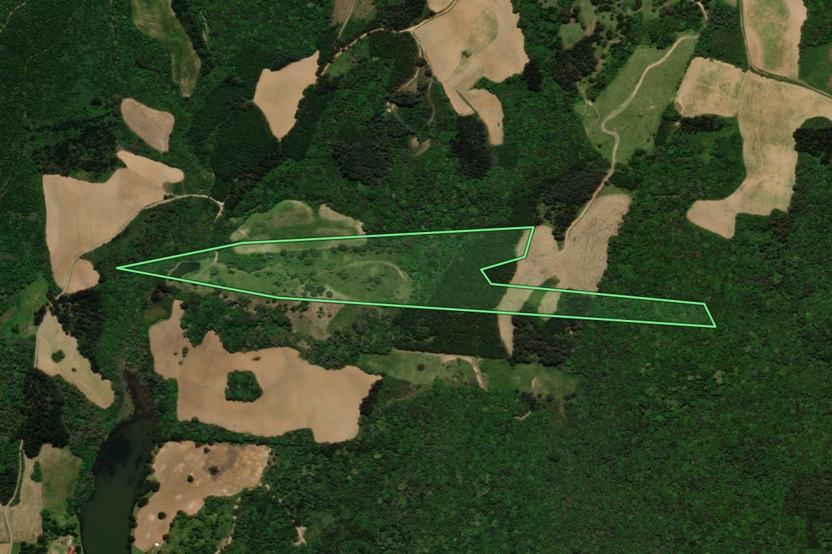 Imagem de satélite do imóvel rural em Campo Alegre (SC), com o contorno declarado no CAR desenhado por cima.