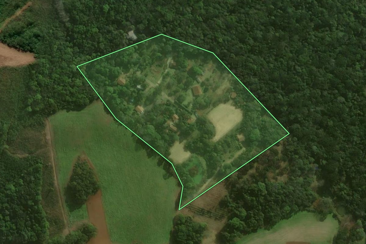 Imagem de satélite do imóvel rural em Campo Alegre (SC), com o contorno declarado no CAR desenhado por cima.