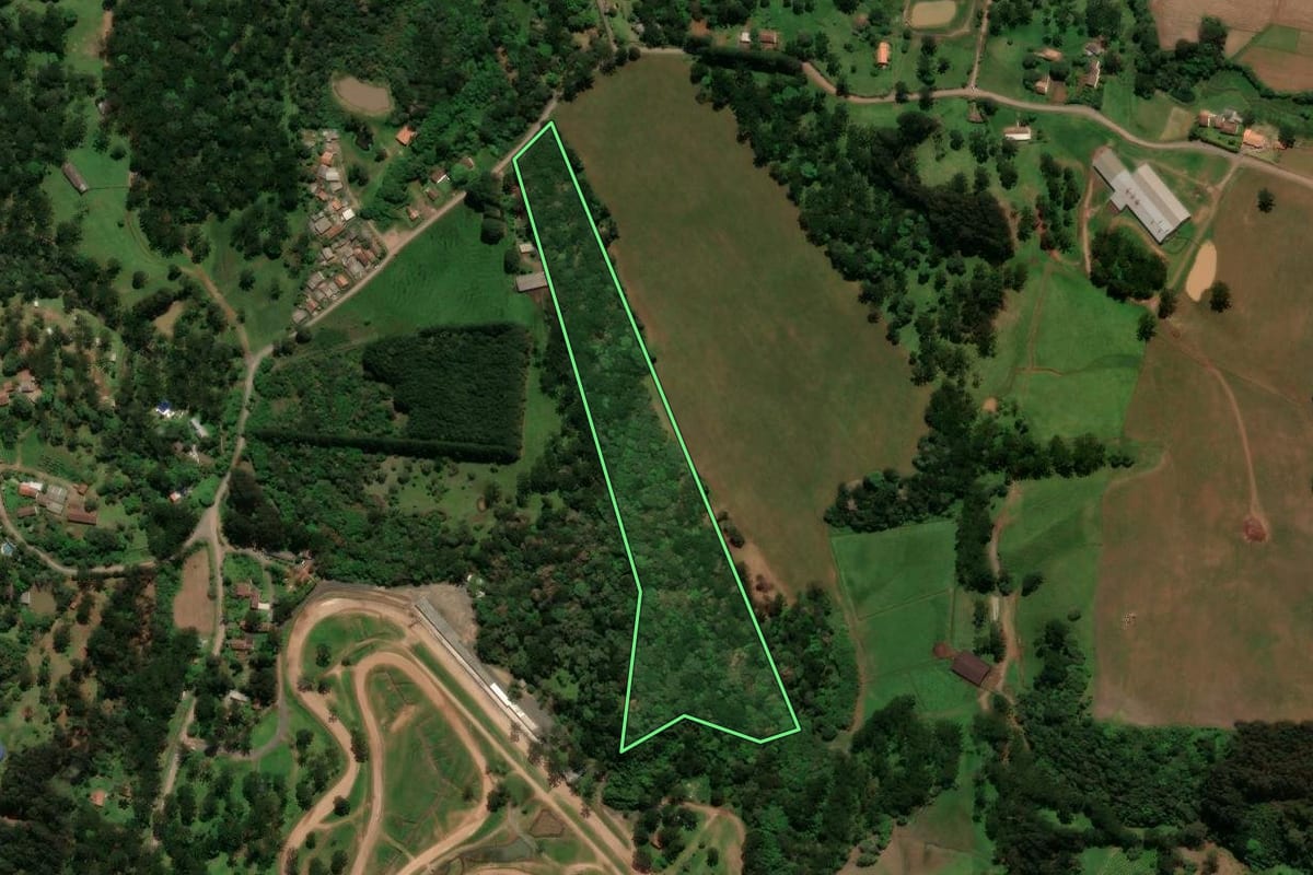 Imagem de satélite do imóvel rural em Campo Alegre (SC), com o contorno declarado no CAR desenhado por cima.