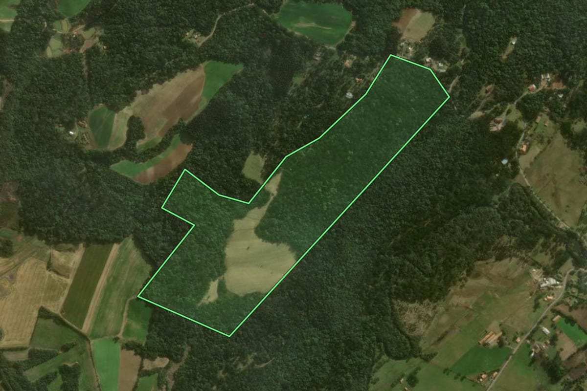 Imagem de satélite do imóvel rural em Campo Alegre (SC), com o contorno declarado no CAR desenhado por cima.