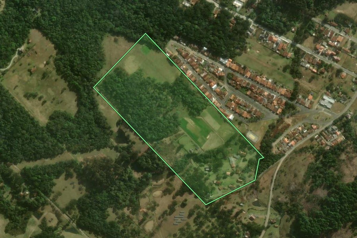 Imagem de satélite do imóvel rural em Campo Alegre (SC), com o contorno declarado no CAR desenhado por cima.