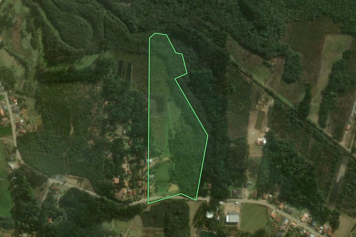Imagem de satélite do imóvel rural em Campo Alegre (SC), com o contorno declarado no CAR desenhado por cima.