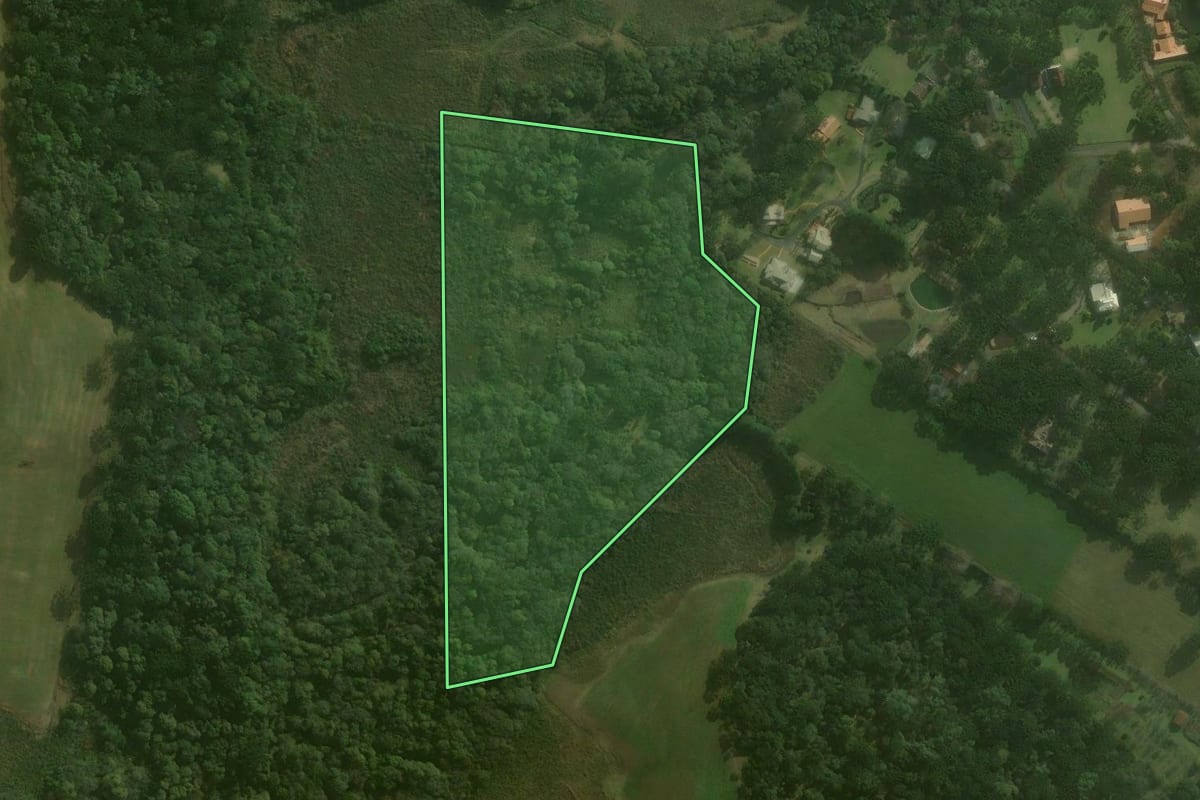 Imagem de satélite do imóvel rural em Campo Alegre (SC), com o contorno declarado no CAR desenhado por cima.