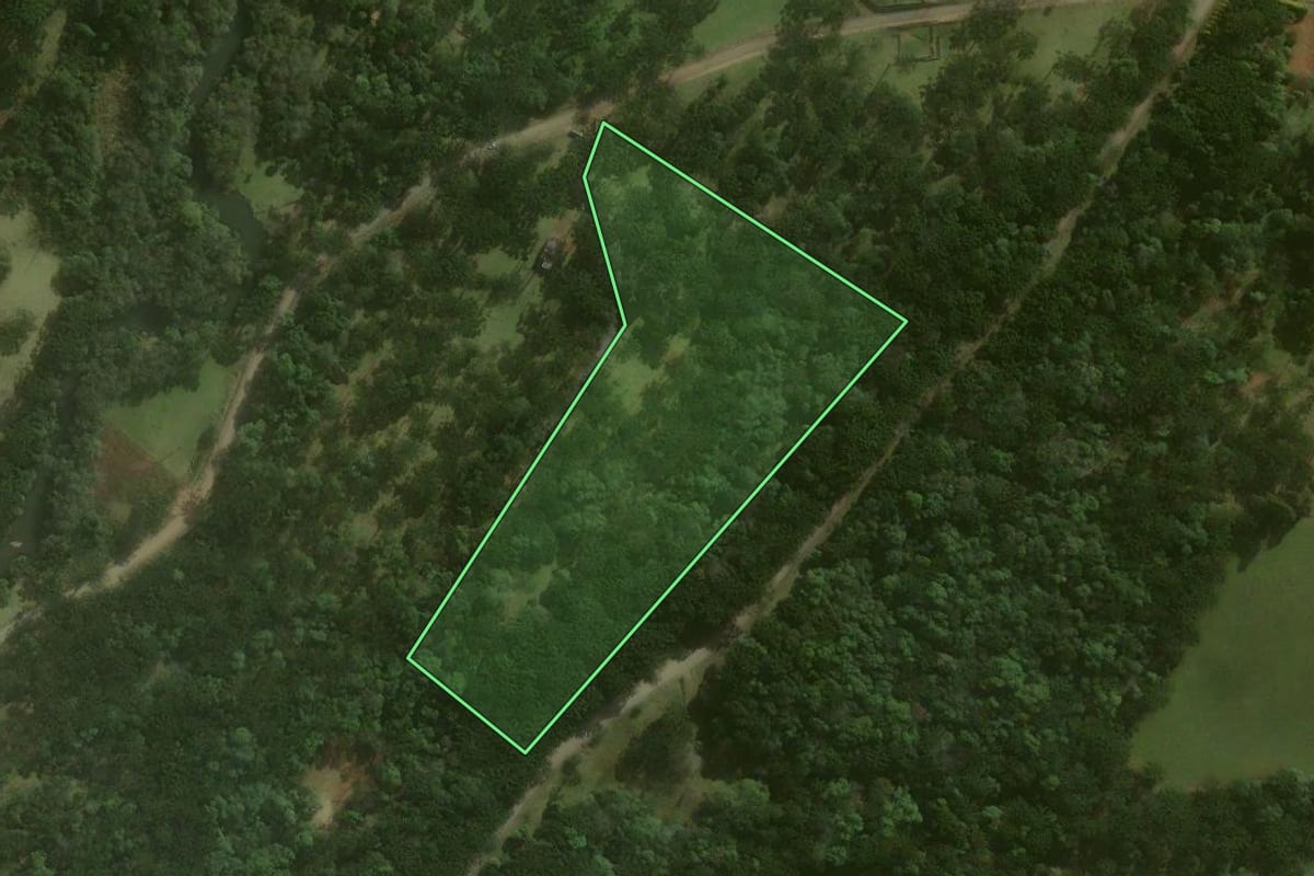 Imagem de satélite do imóvel rural em Campo Alegre (SC), com o contorno declarado no CAR desenhado por cima.