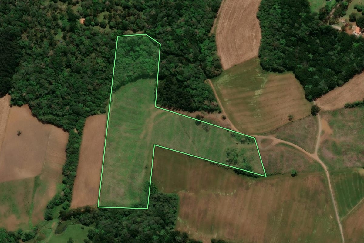 Imagem de satélite do imóvel rural em Campo Alegre (SC), com o contorno declarado no CAR desenhado por cima.