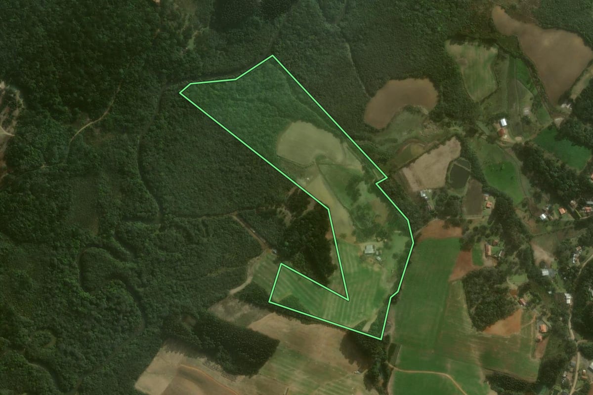 Imagem de satélite do imóvel rural em Campo Alegre (SC), com o contorno declarado no CAR desenhado por cima.