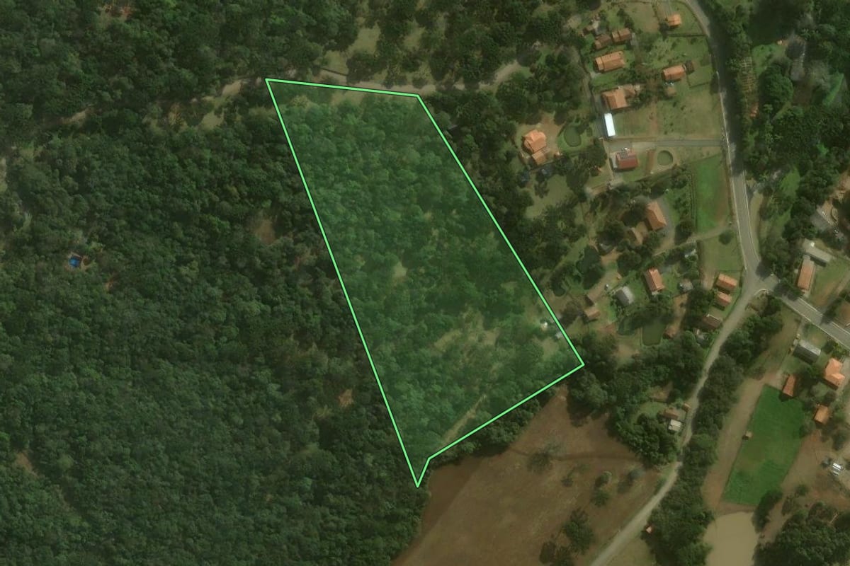 Imagem de satélite do imóvel rural em Campo Alegre (SC), com o contorno declarado no CAR desenhado por cima.