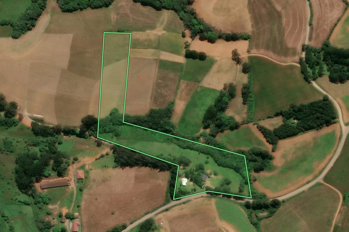 Imagem de satélite do imóvel rural em Campo Alegre (SC), com o contorno declarado no CAR desenhado por cima.