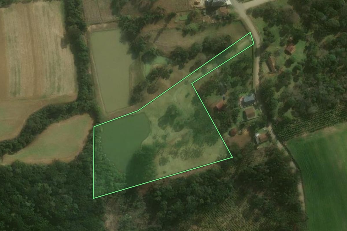 Imagem de satélite do imóvel rural em Campo Alegre (SC), com o contorno declarado no CAR desenhado por cima.