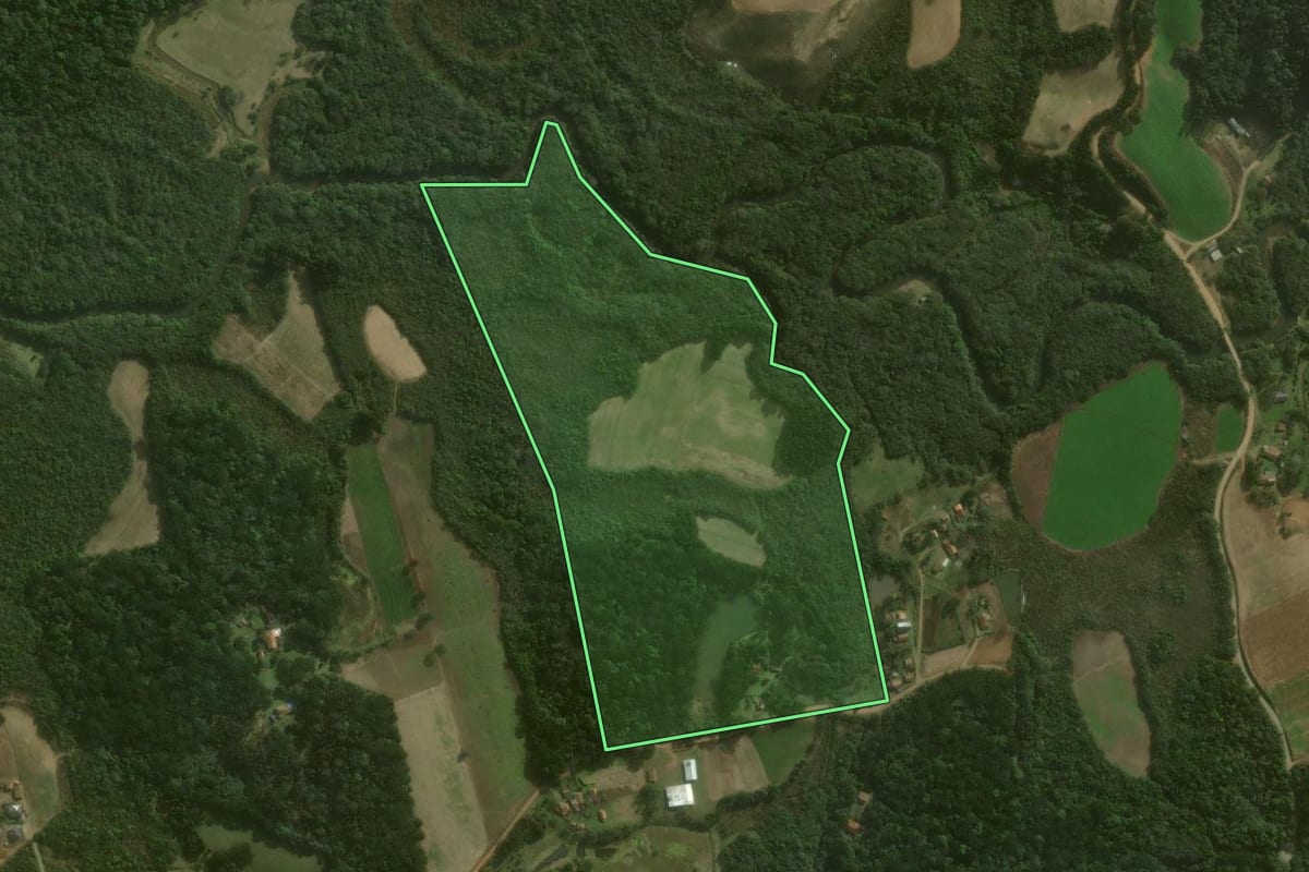Imagem de satélite do imóvel rural em Campo Alegre (SC), com o contorno declarado no CAR desenhado por cima.