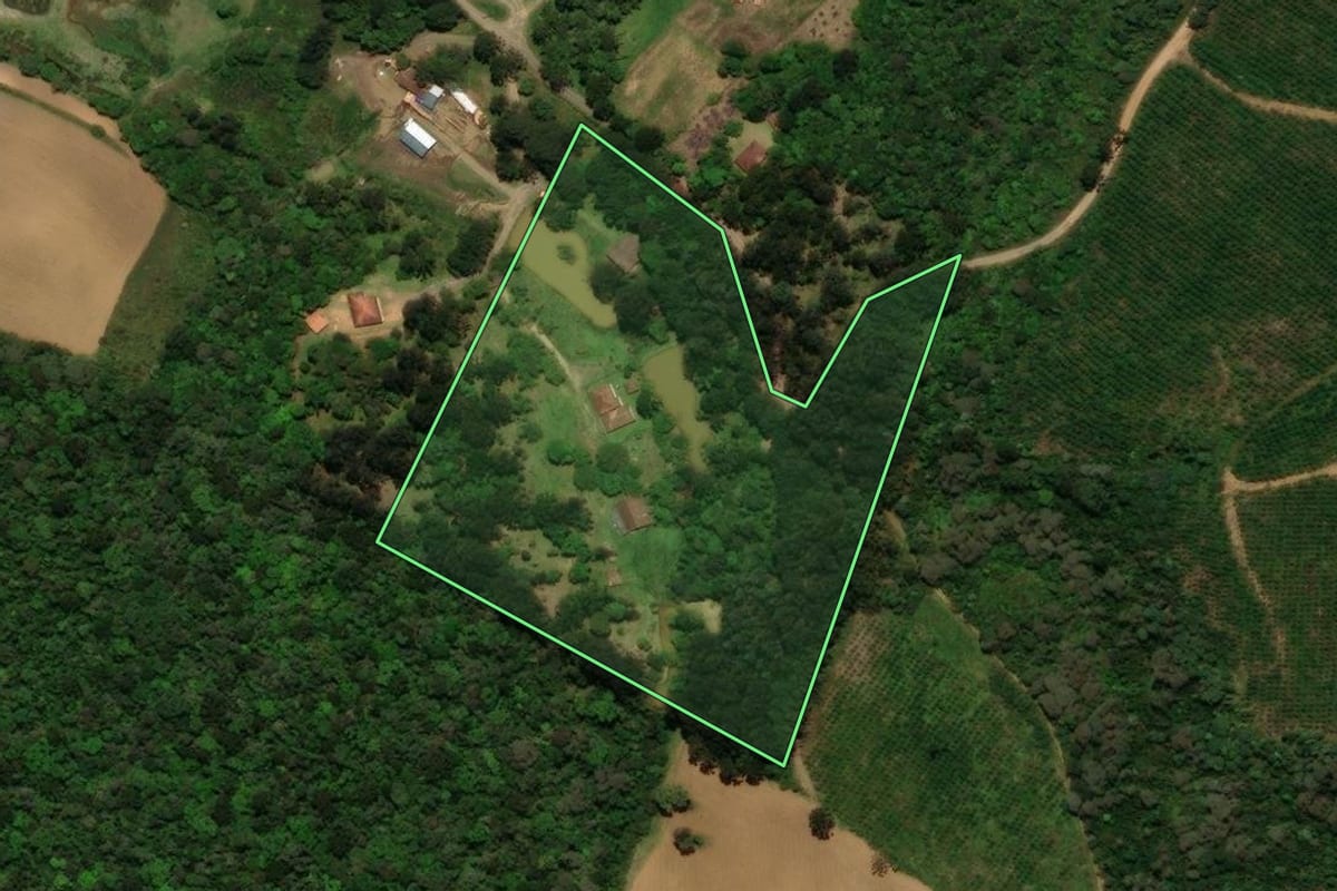 Imagem de satélite do imóvel rural em Campo Alegre (SC), com o contorno declarado no CAR desenhado por cima.