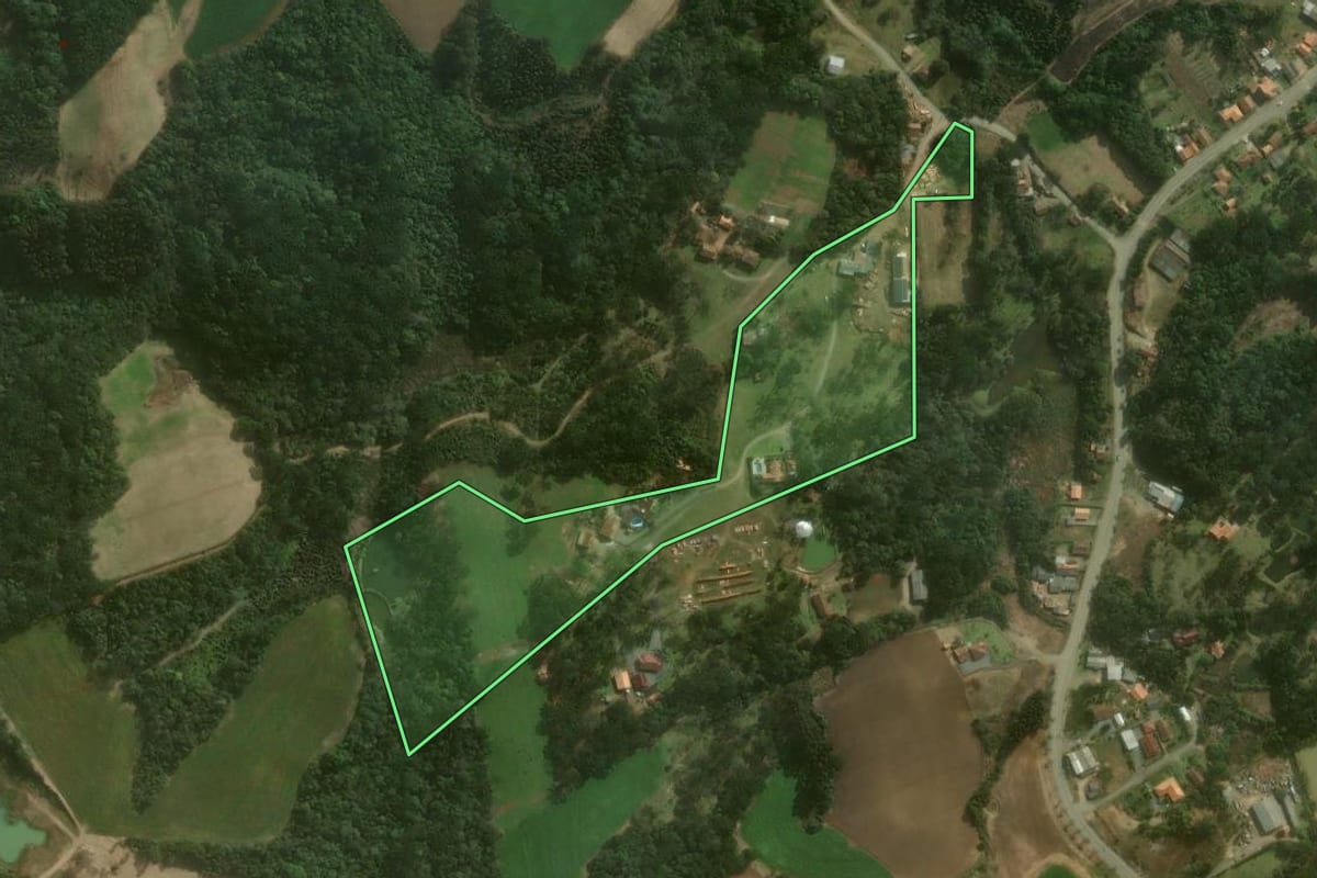 Imagem de satélite do imóvel rural em Campo Alegre (SC), com o contorno declarado no CAR desenhado por cima.