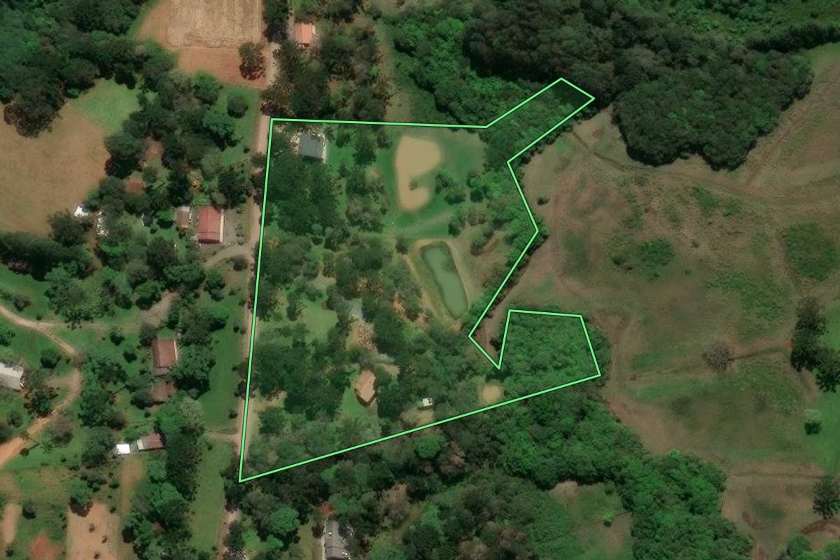 Imagem de satélite do imóvel rural em Campo Alegre (SC), com o contorno declarado no CAR desenhado por cima.