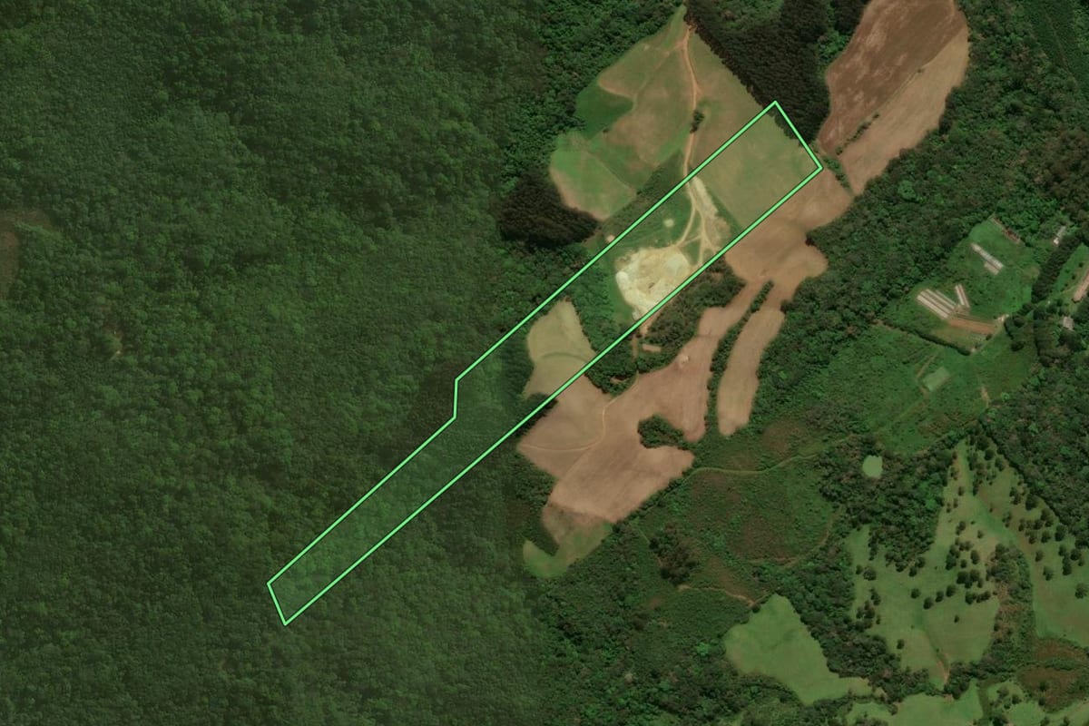 Imagem de satélite do imóvel rural em Campo Alegre (SC), com o contorno declarado no CAR desenhado por cima.
