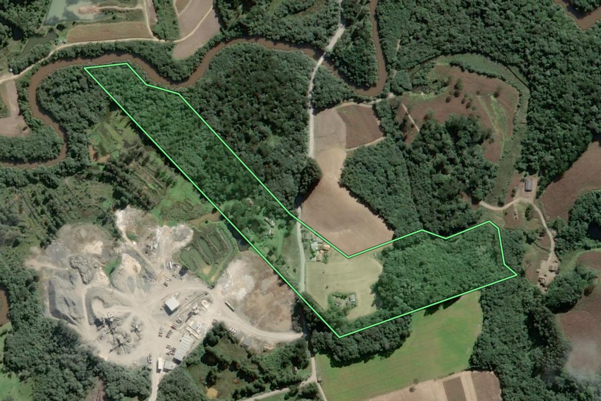 Imagem de satélite do imóvel rural em Campo Alegre (SC), com o contorno declarado no CAR desenhado por cima.