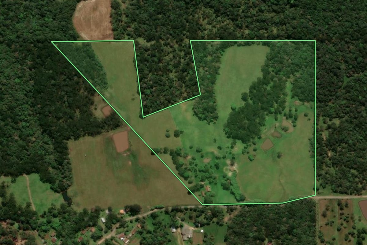Imagem de satélite do imóvel rural em Campo Alegre (SC), com o contorno declarado no CAR desenhado por cima.