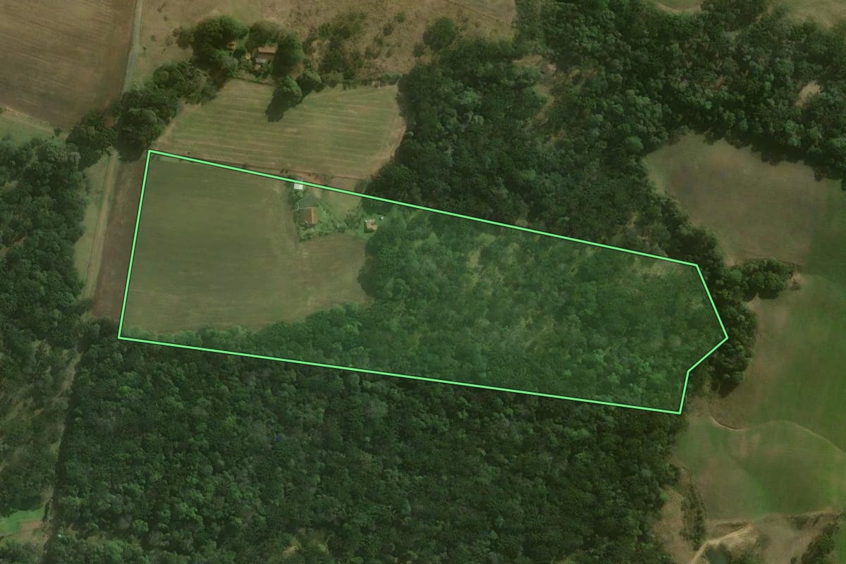 Imagem de satélite do imóvel rural em Campo Alegre (SC), com o contorno declarado no CAR desenhado por cima.