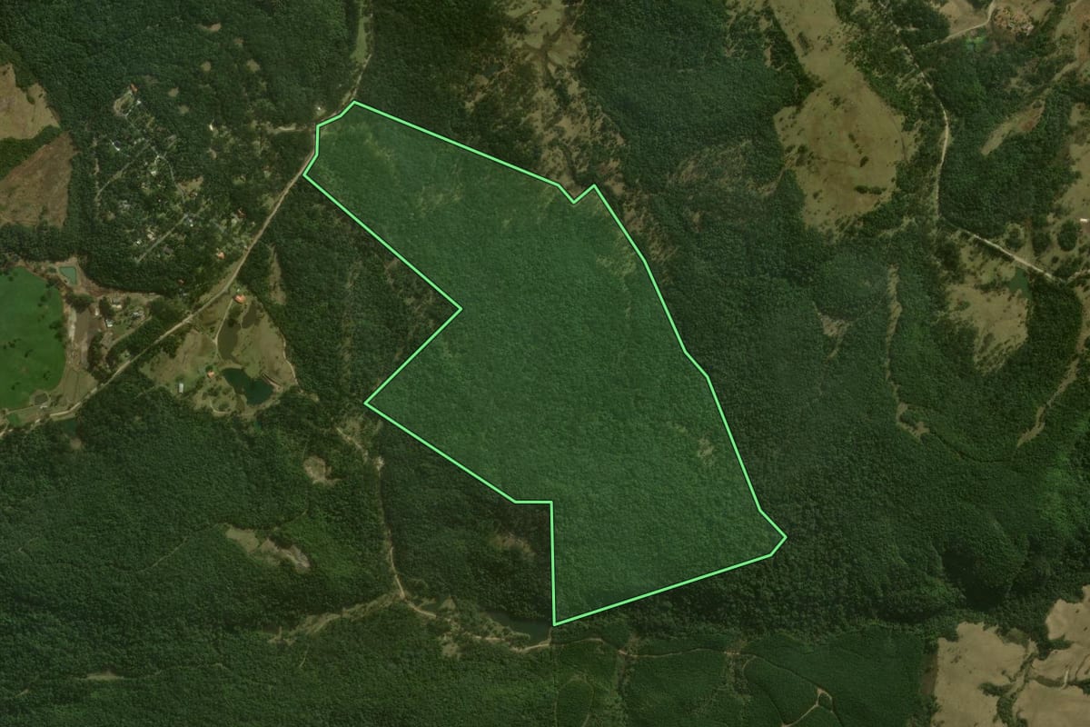 Imagem de satélite do imóvel rural em Campo Alegre (SC), com o contorno declarado no CAR desenhado por cima.
