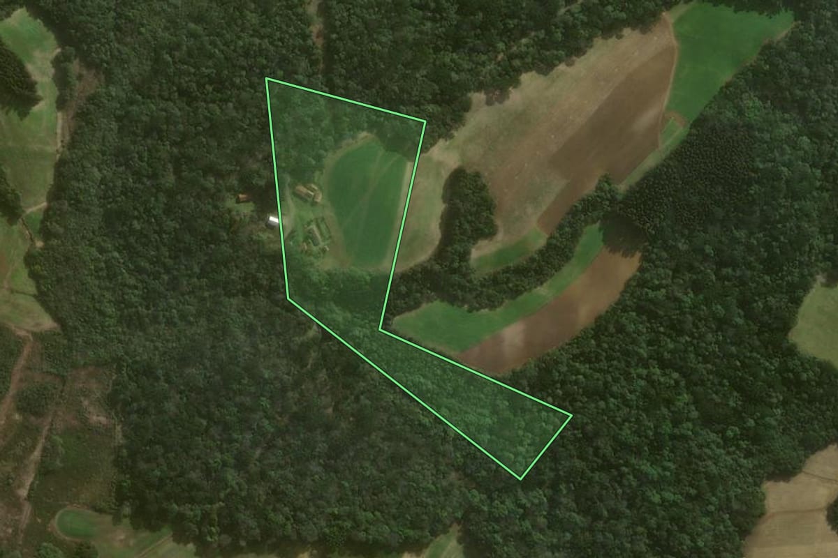 Imagem de satélite do imóvel rural em Campo Alegre (SC), com o contorno declarado no CAR desenhado por cima.
