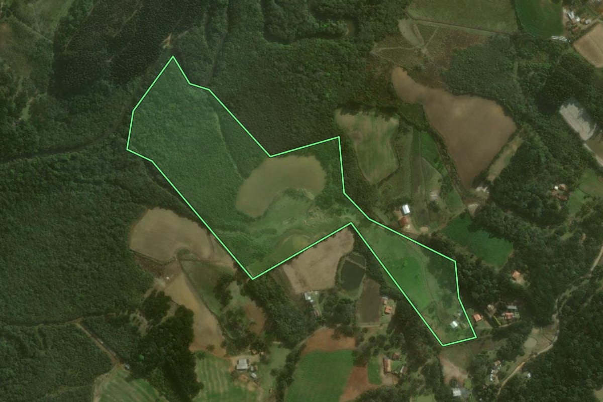 Imagem de satélite do imóvel rural em Campo Alegre (SC), com o contorno declarado no CAR desenhado por cima.