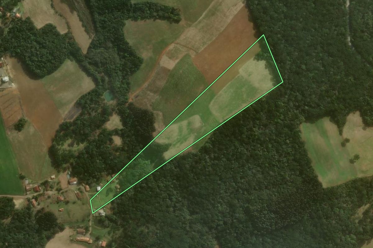 Imagem de satélite do imóvel rural em Campo Alegre (SC), com o contorno declarado no CAR desenhado por cima.