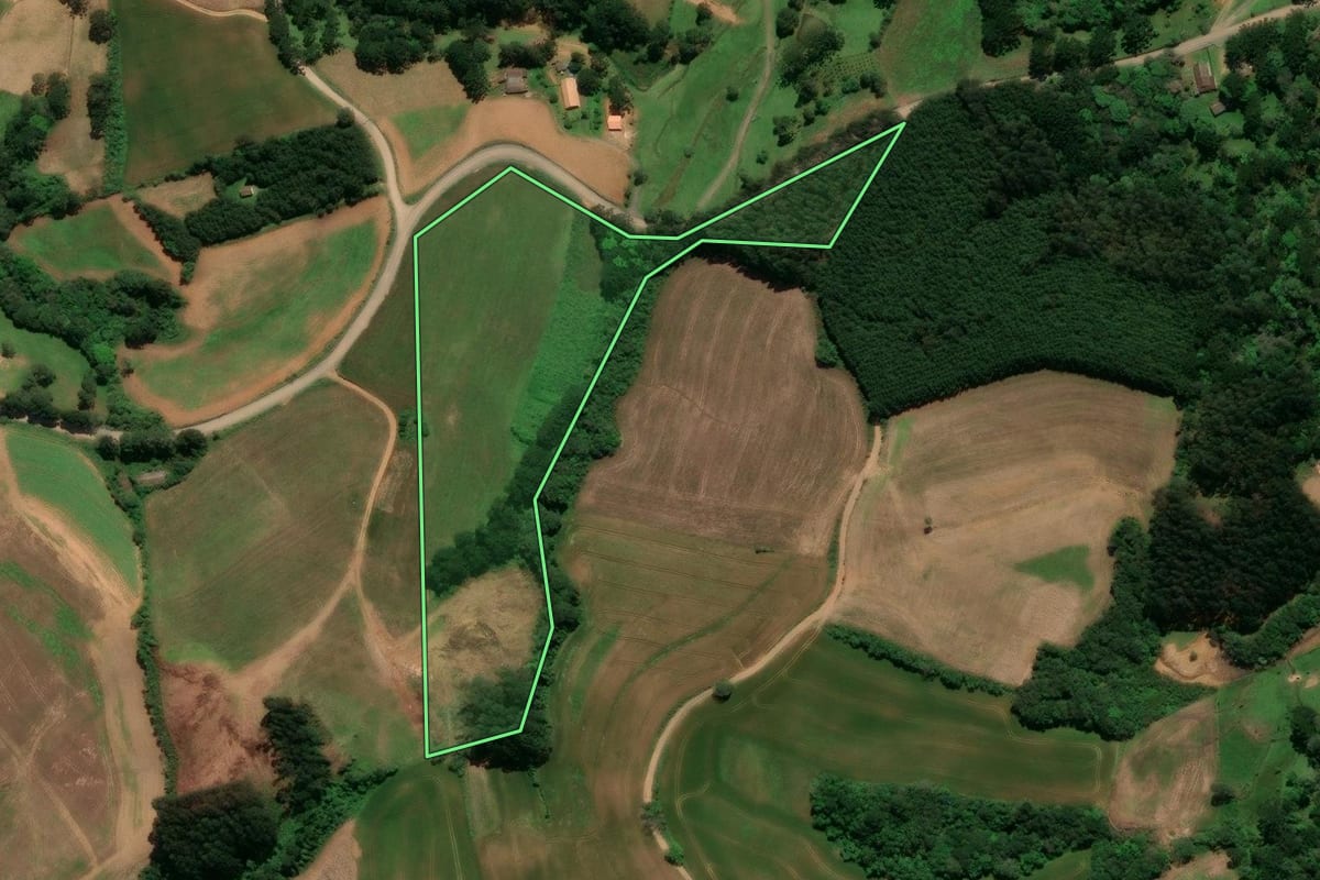 Imagem de satélite do imóvel rural em Campo Alegre (SC), com o contorno declarado no CAR desenhado por cima.