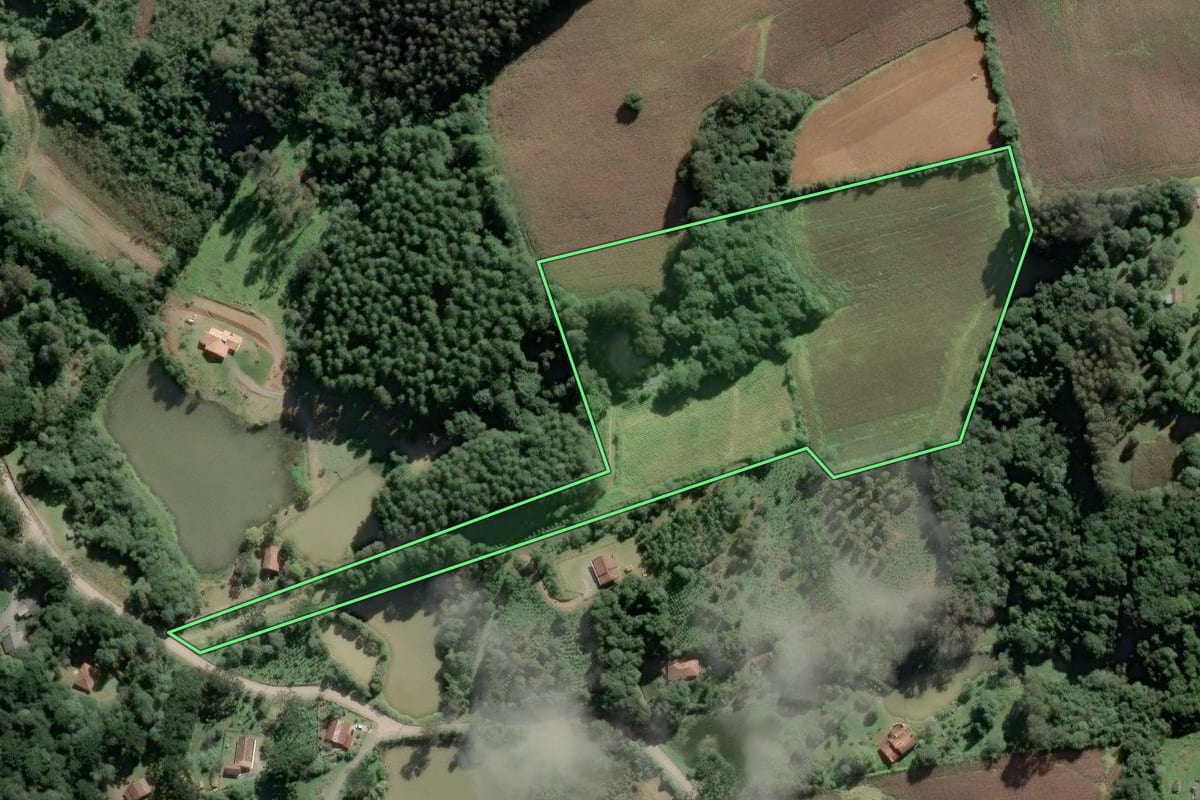 Imagem de satélite do imóvel rural em Campo Alegre (SC), com o contorno declarado no CAR desenhado por cima.