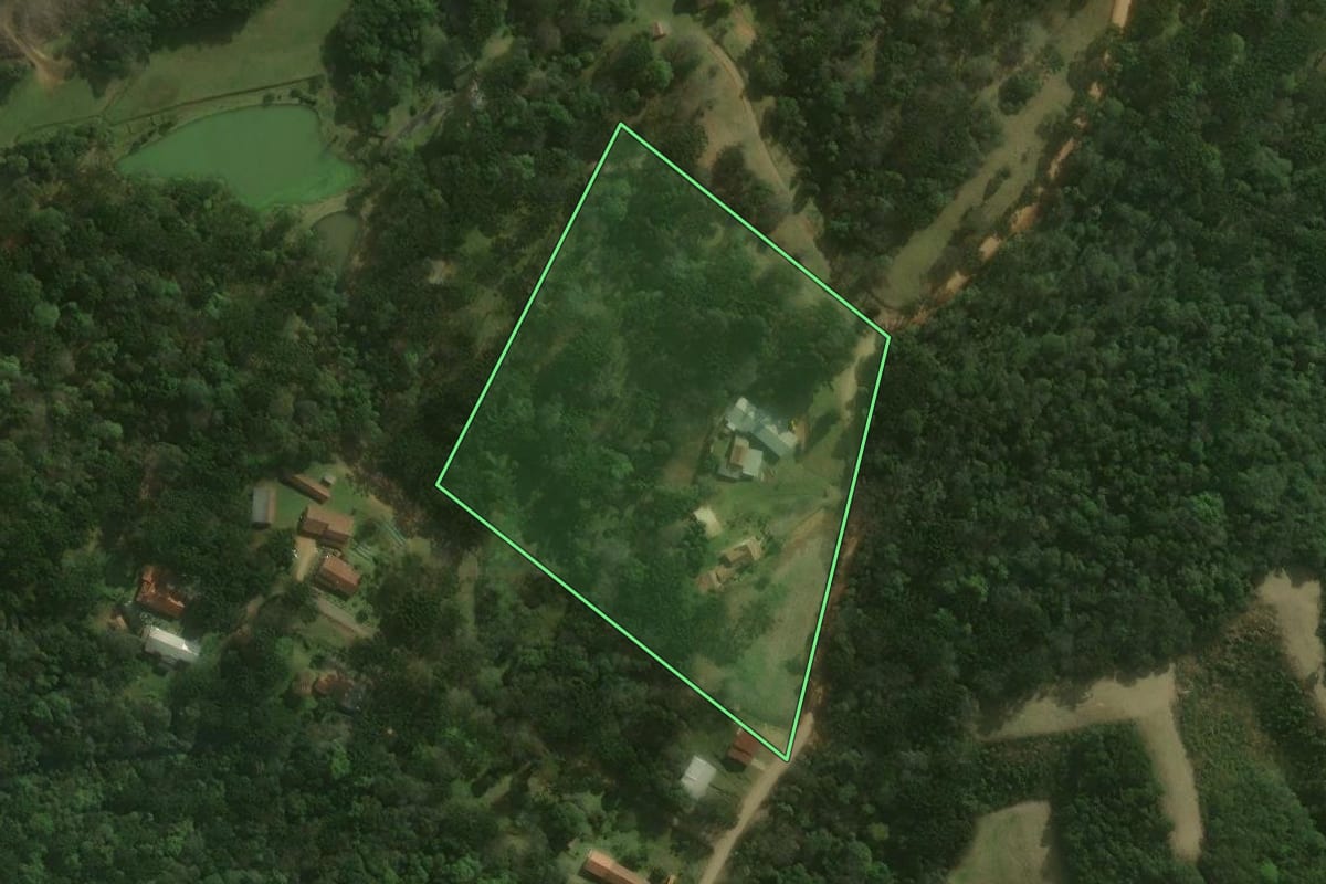 Imagem de satélite do imóvel rural em Campo Alegre (SC), com o contorno declarado no CAR desenhado por cima.