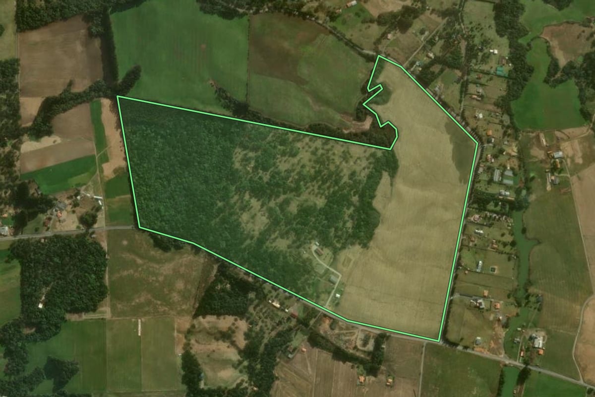 Imagem de satélite do imóvel rural em Campo Alegre (SC), com o contorno declarado no CAR desenhado por cima.
