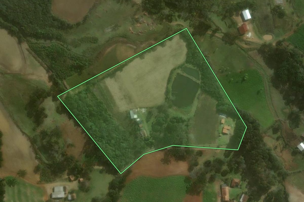 Imagem de satélite do imóvel rural em Campo Alegre (SC), com o contorno declarado no CAR desenhado por cima.