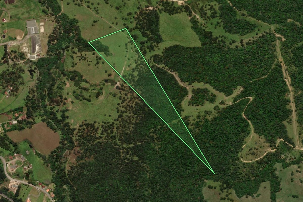 Imagem de satélite do imóvel rural em Campo Alegre (SC), com o contorno declarado no CAR desenhado por cima.