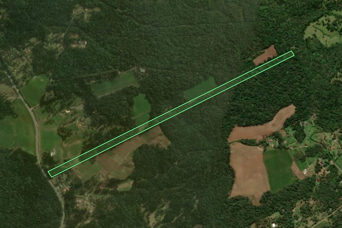 Imagem de satélite do imóvel rural em Campo Alegre (SC), com o contorno declarado no CAR desenhado por cima.