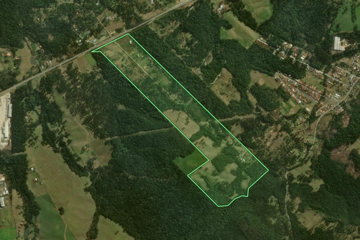 Imagem de satélite do imóvel rural em Campo Alegre (SC), com o contorno declarado no CAR desenhado por cima.