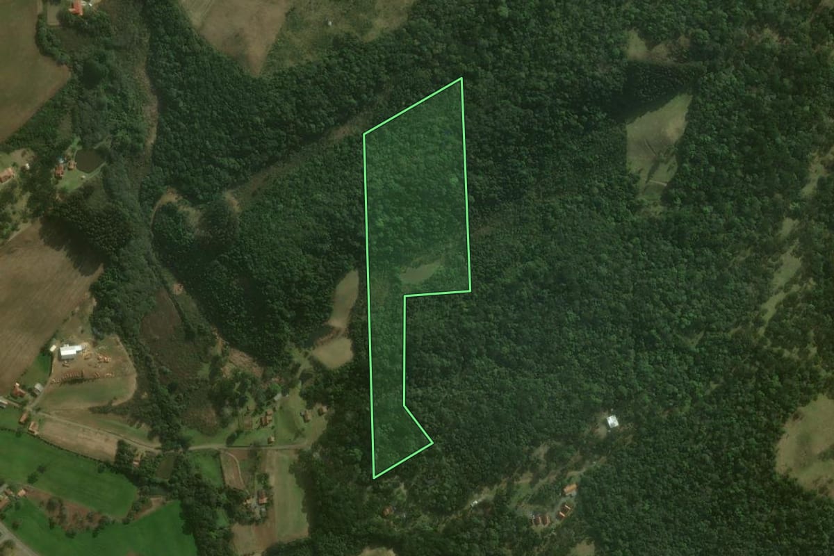 Imagem de satélite do imóvel rural em Campo Alegre (SC), com o contorno declarado no CAR desenhado por cima.
