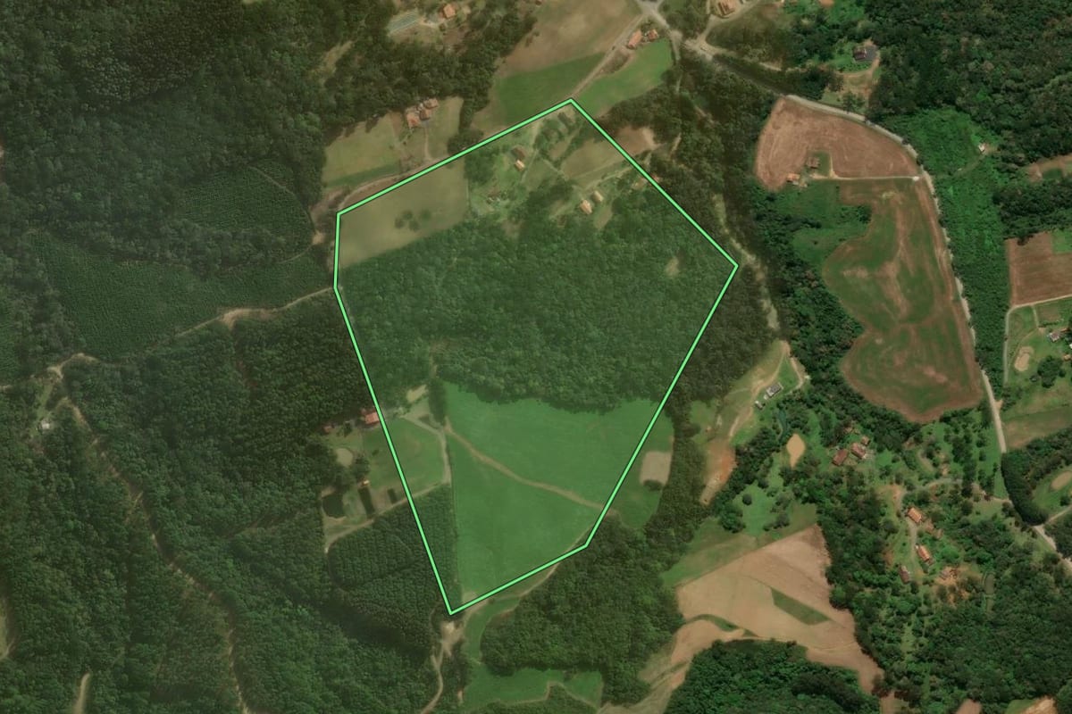 Imagem de satélite do imóvel rural em Campo Alegre (SC), com o contorno declarado no CAR desenhado por cima.