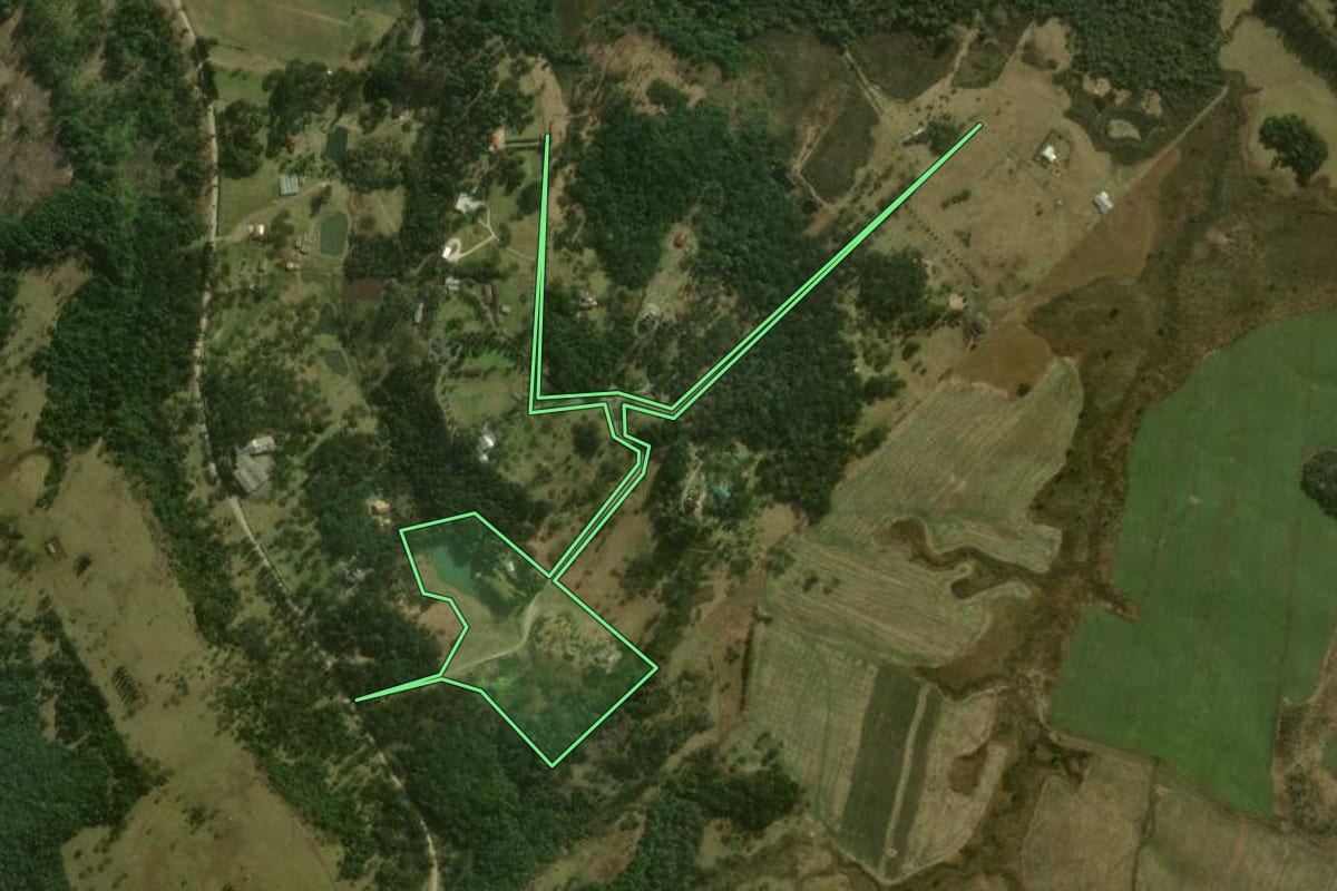 Imagem de satélite do imóvel rural em Campo Alegre (SC), com o contorno declarado no CAR desenhado por cima.
