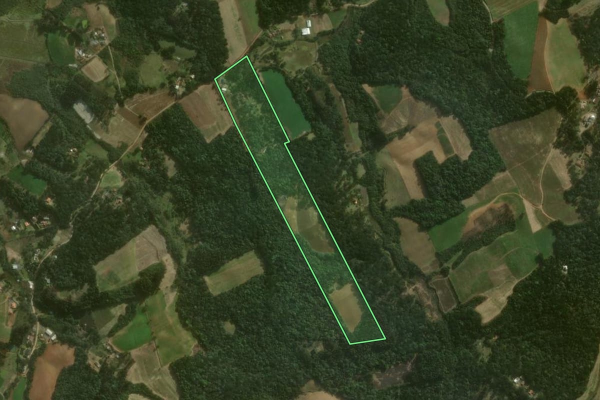 Imagem de satélite do imóvel rural em Campo Alegre (SC), com o contorno declarado no CAR desenhado por cima.