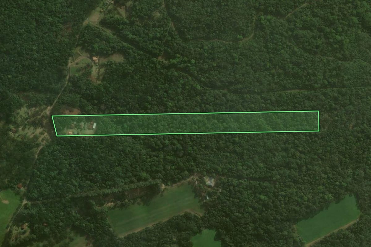 Imagem de satélite do imóvel rural em Campo Alegre (SC), com o contorno declarado no CAR desenhado por cima.