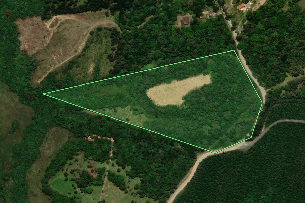 Imagem de satélite do imóvel rural em Campo Alegre (SC), com o contorno declarado no CAR desenhado por cima.