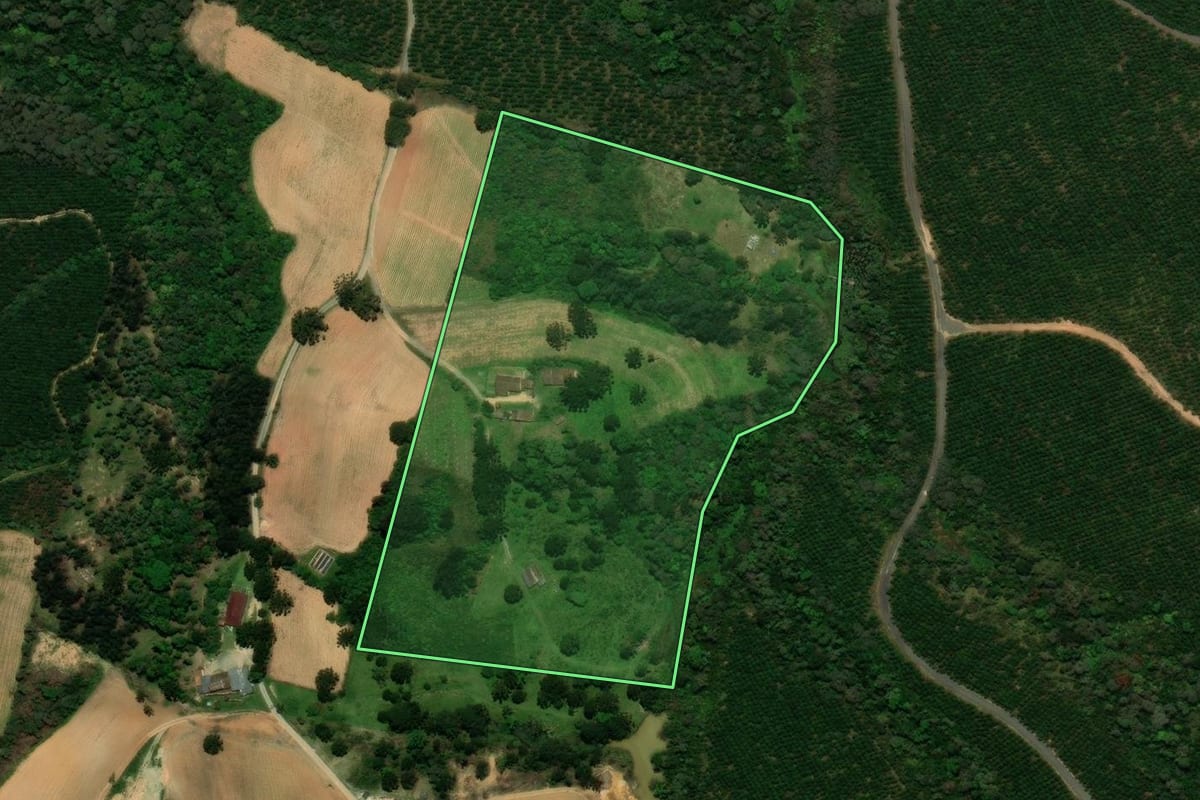 Imagem de satélite do imóvel rural em Campo Alegre (SC), com o contorno declarado no CAR desenhado por cima.