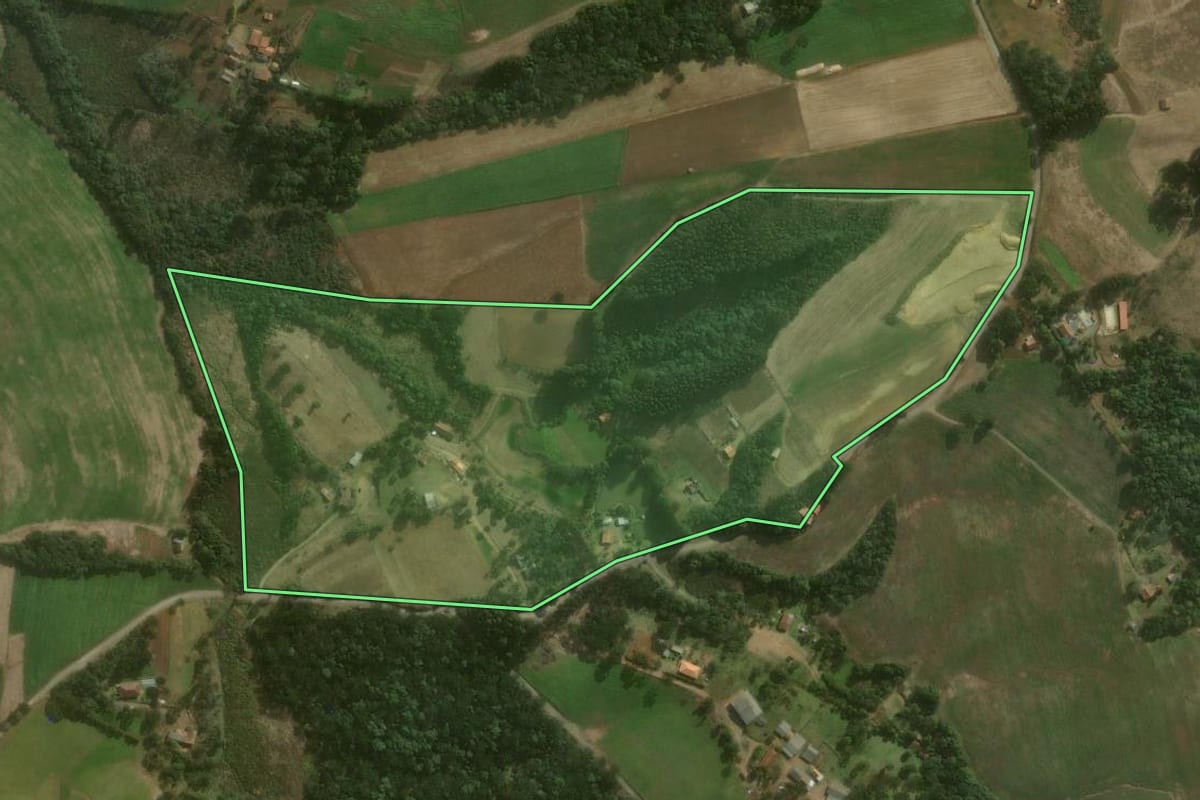 Imagem de satélite do imóvel rural em Campo Alegre (SC), com o contorno declarado no CAR desenhado por cima.
