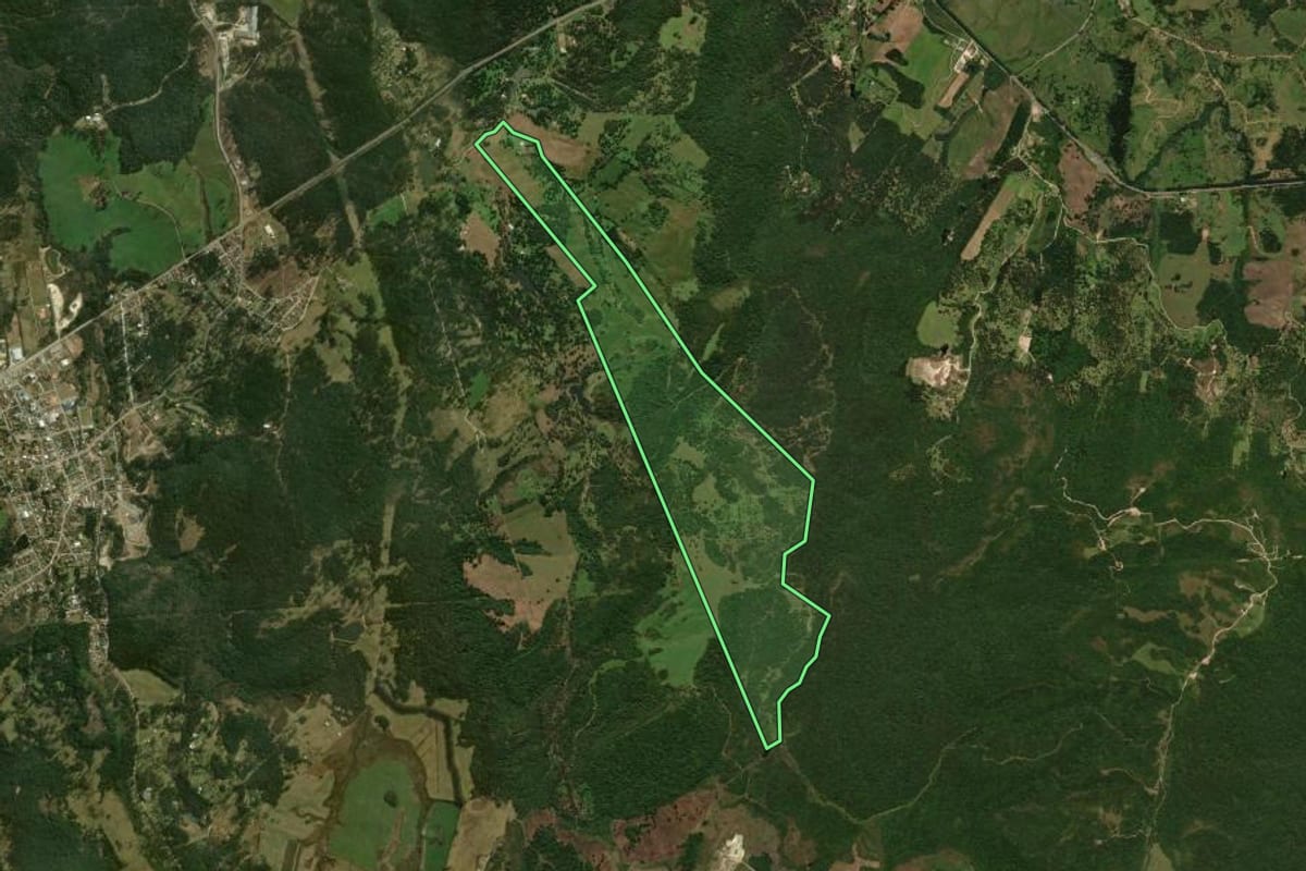 Imagem de satélite do imóvel rural em Campo Alegre (SC), com o contorno declarado no CAR desenhado por cima.