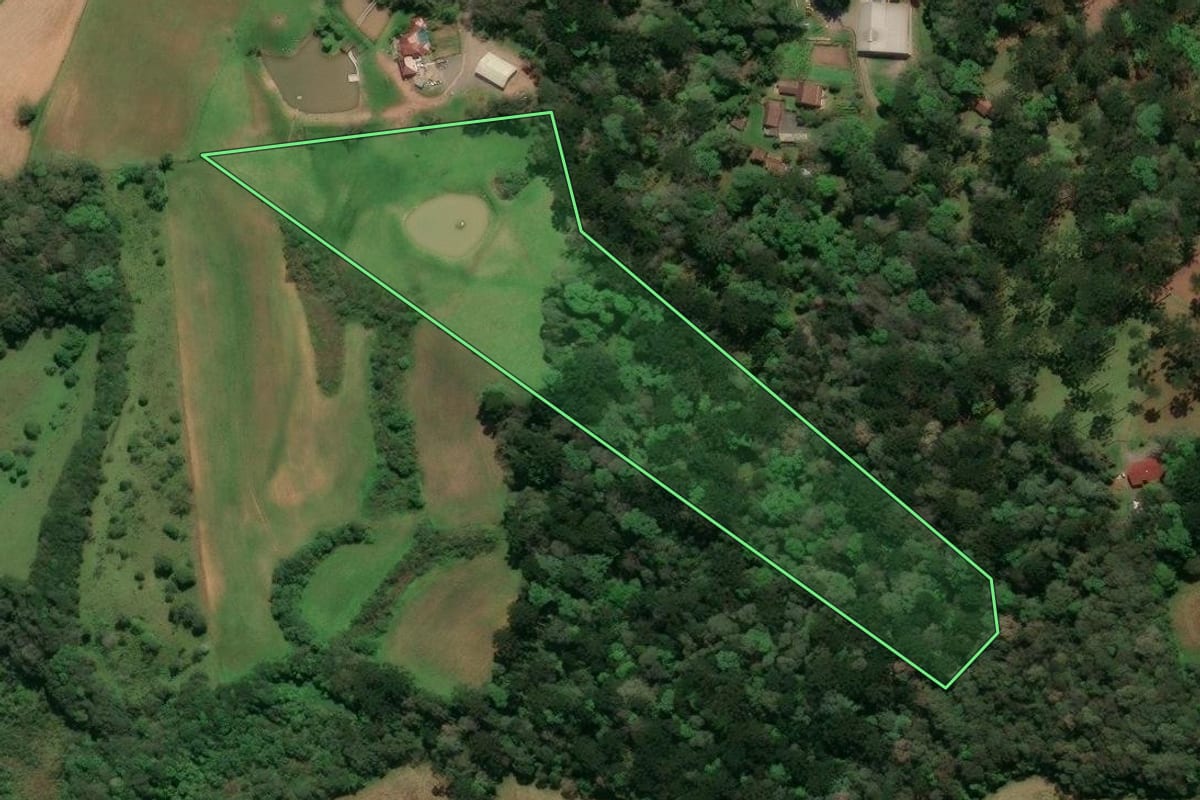 Imagem de satélite do imóvel rural em Campo Alegre (SC), com o contorno declarado no CAR desenhado por cima.