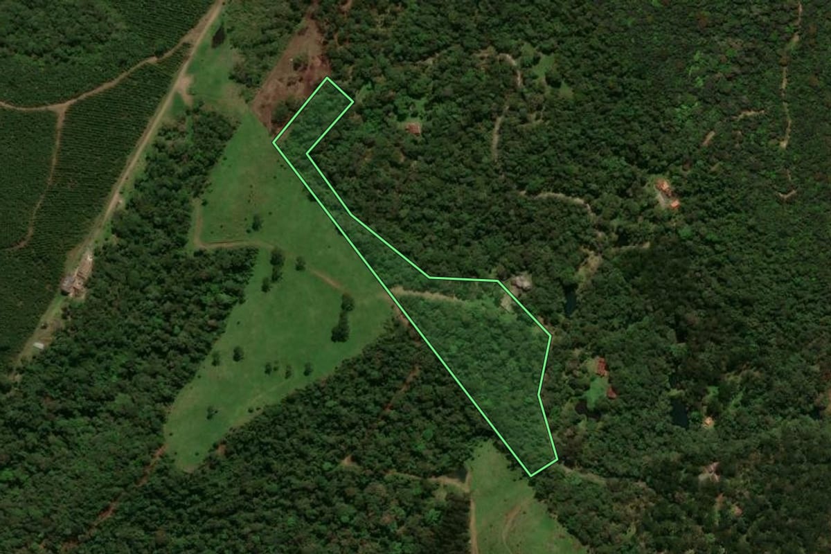 Imagem de satélite do imóvel rural em Campo Alegre (SC), com o contorno declarado no CAR desenhado por cima.