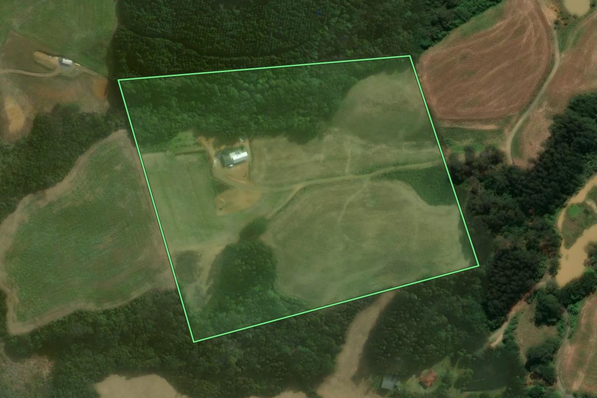 Imagem de satélite do imóvel rural em Campo Alegre (SC), com o contorno declarado no CAR desenhado por cima.