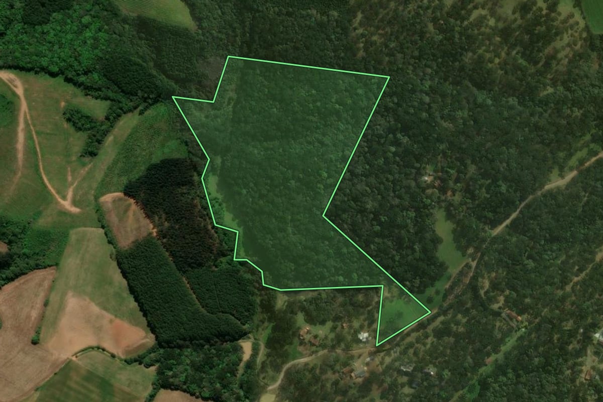 Imagem de satélite do imóvel rural em Campo Alegre (SC), com o contorno declarado no CAR desenhado por cima.