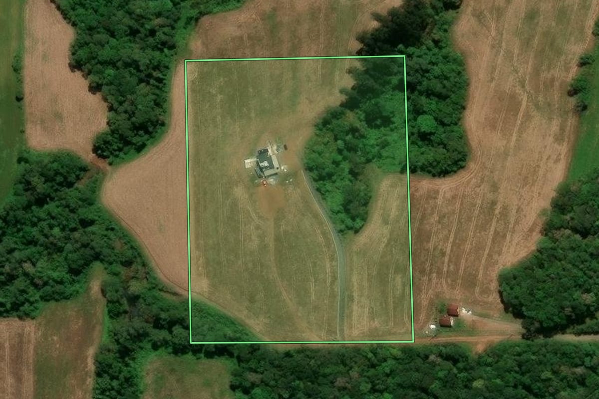 Imagem de satélite do imóvel rural em Campo Alegre (SC), com o contorno declarado no CAR desenhado por cima.