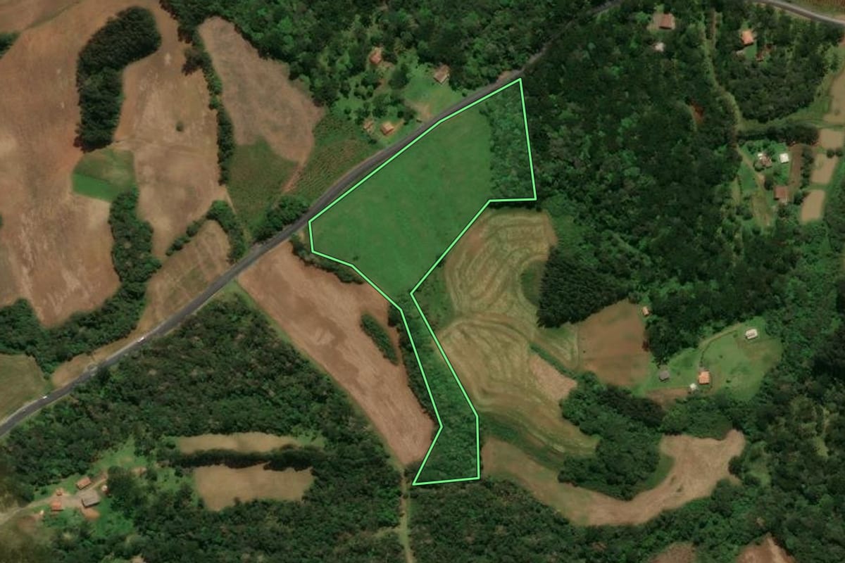 Imagem de satélite do imóvel rural em Campo Alegre (SC), com o contorno declarado no CAR desenhado por cima.
