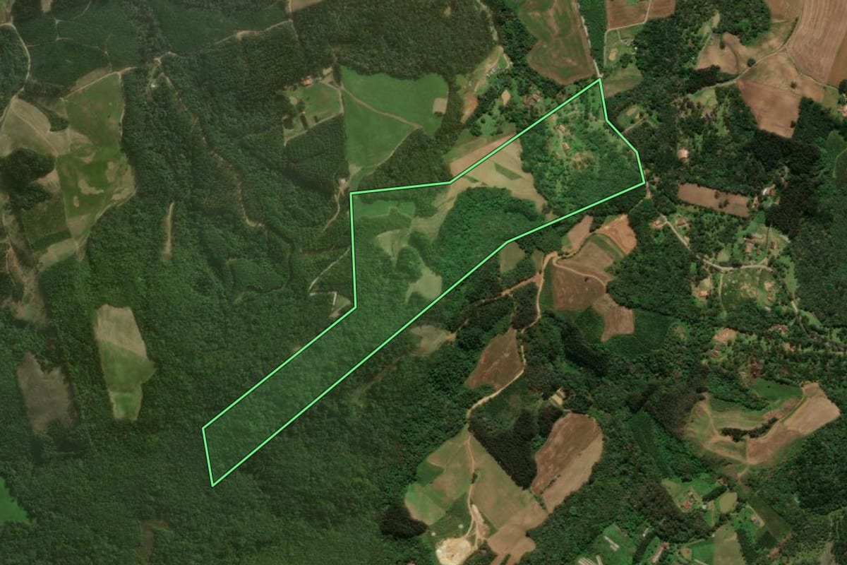 Imagem de satélite do imóvel rural em Campo Alegre (SC), com o contorno declarado no CAR desenhado por cima.